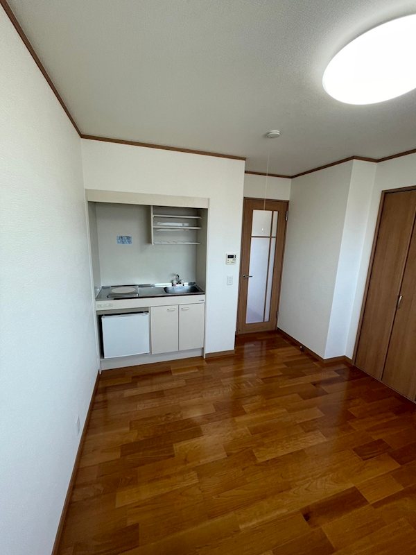 居室・リビング　大きな窓から明るい陽光射し込む室内