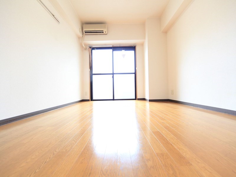 居室・リビング　洋室8帖　エアコン完備　バルコニー