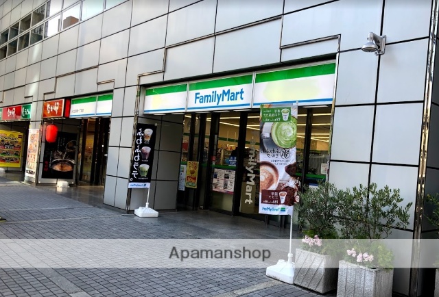 コンビニ　ファミリーマート（コンビニ）まで421m