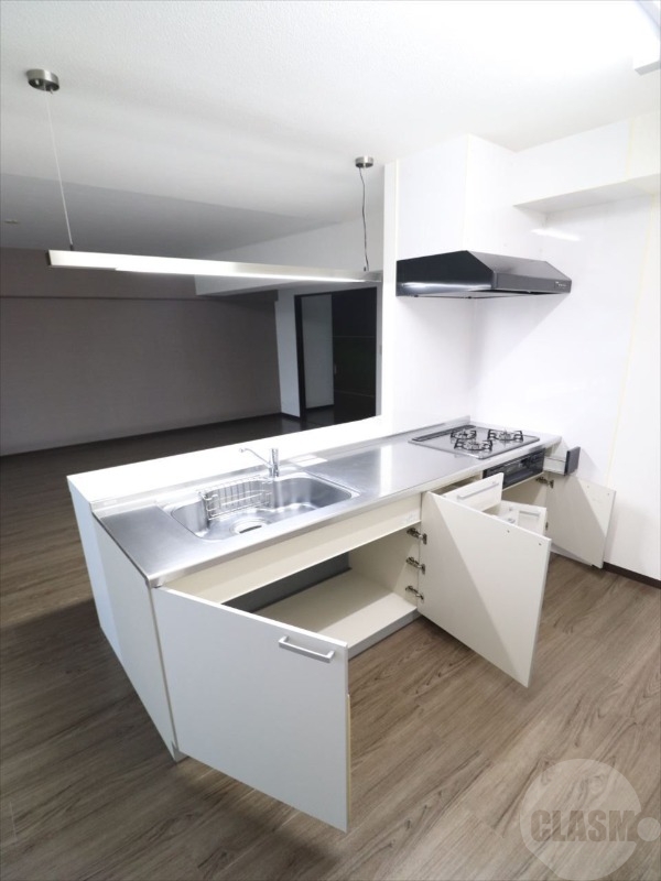 キッチン　３口コンロのワイドなシステムキッチン