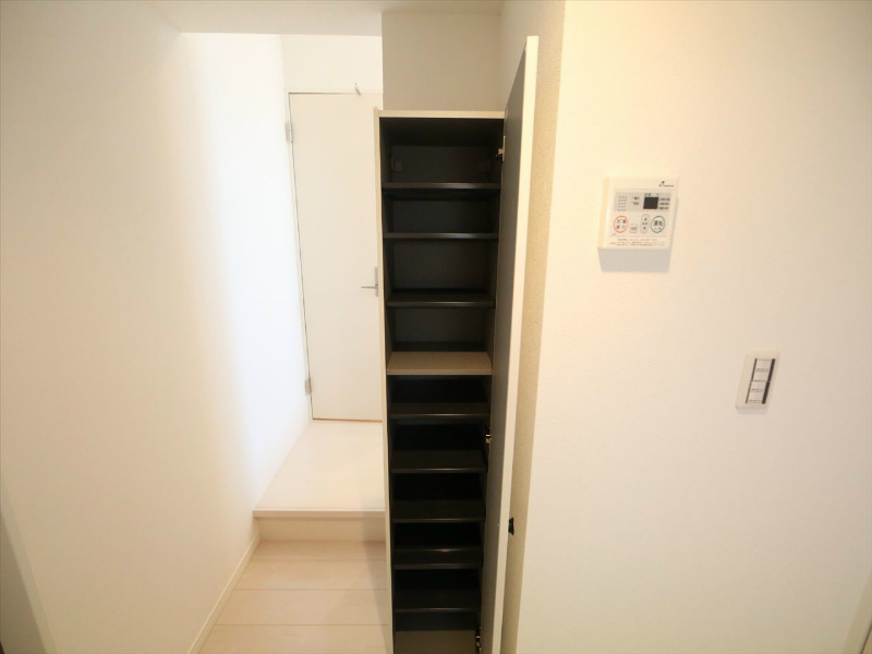 玄関　玄関　シューズボックス付（収納充実してます）