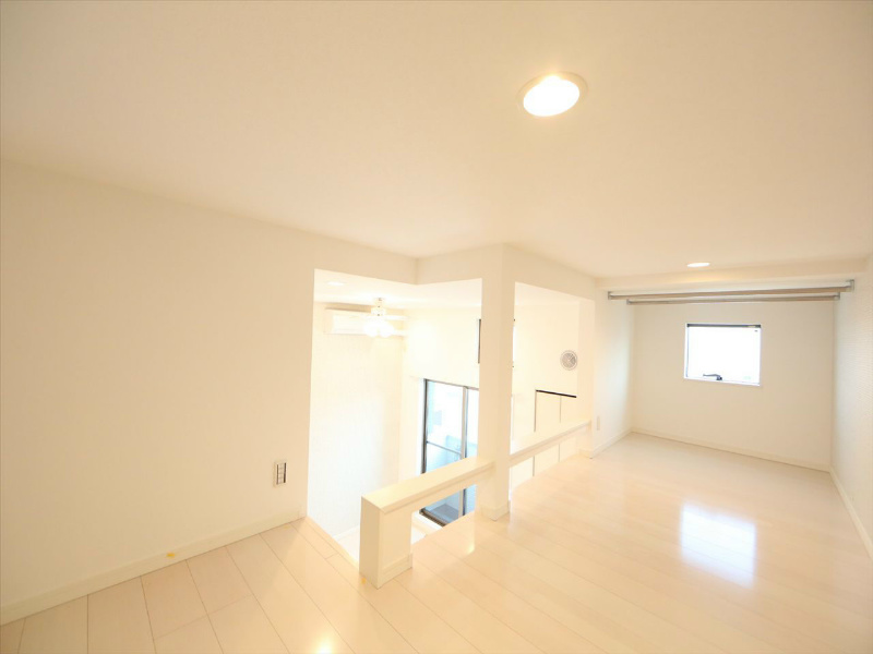 その他部屋・スペース　上階ロフト5.4帖（収納としてもお部屋としても使えます）