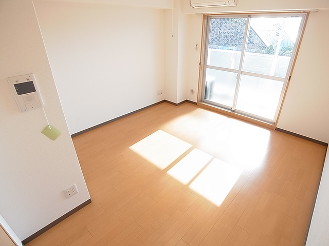 居室・リビング　明るい光が入り込む室内