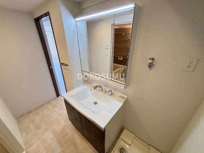 洗面設備　忙しい朝もスムーズに。使いやすさを追求した清潔な洗面空間。