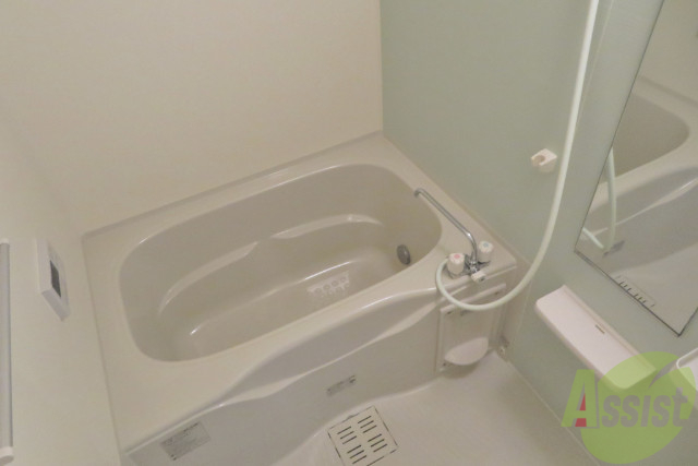 バス・シャワールーム　嬉しい追い焚き機能付きです。浴室乾燥機も付いています。