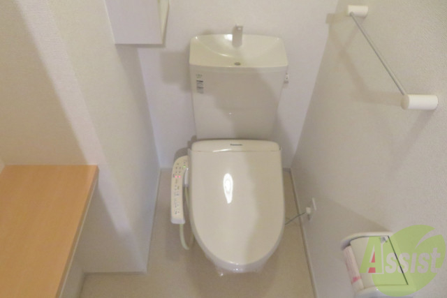 トイレ　嬉しいウォシュレット機能付きです。便利ですね。