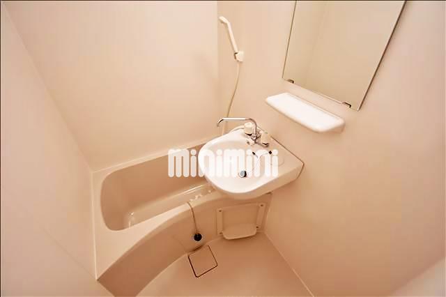 バス・シャワールーム　浴槽でゆっくり入浴できます。