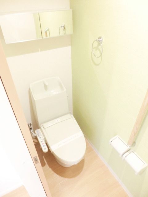 トイレ　ウォシュレットになります。あると嬉しいですね。