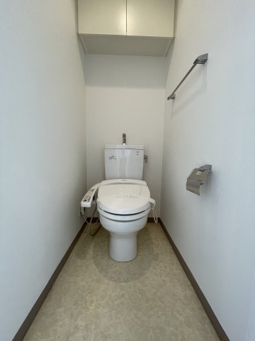 トイレ　落ち着いた色調のトイレです