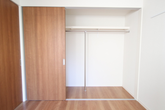 収納　洋室６帖に壁一面のクローゼット