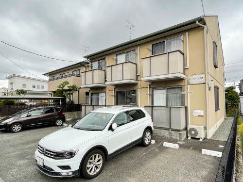 建物外観　建物外観と駐車場