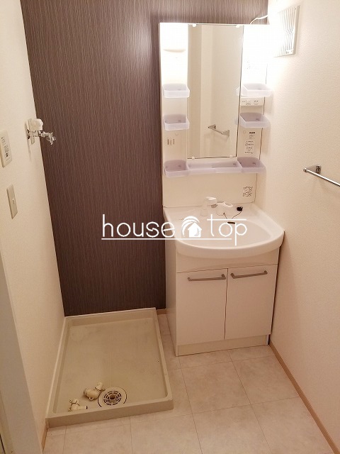 洗面設備　シャワー付洗面台！広々とした脱衣スペース