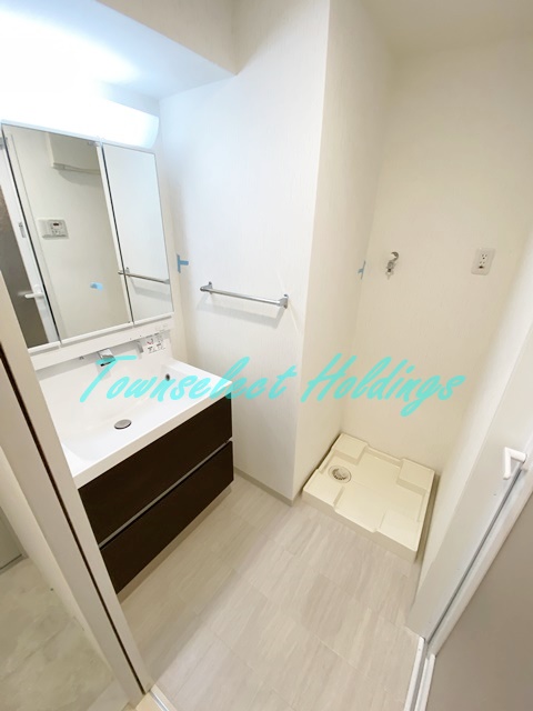 洗面設備　明るい洗面所です