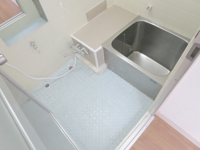 バス・シャワールーム　給湯式バスルーム。