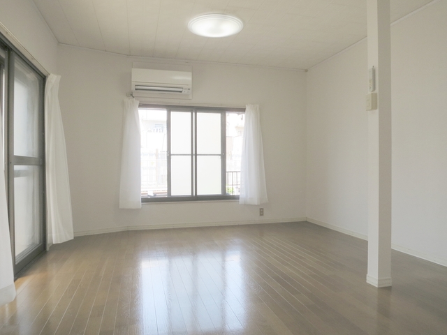 居室・リビング　広々とした居室です。