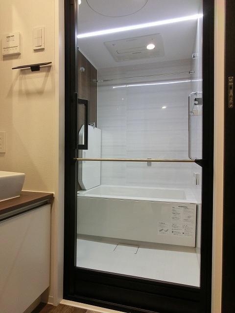 バス・シャワールーム　シースルーバスです