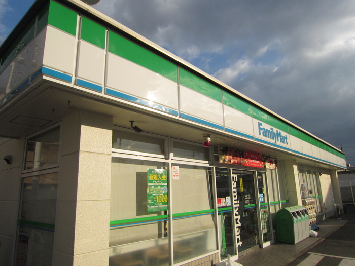 コンビニ　ファミリーマート（コンビニ）まで1000m