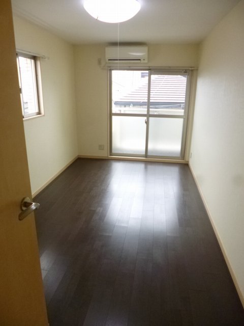 居室・リビング　異なるフロアの室内写真