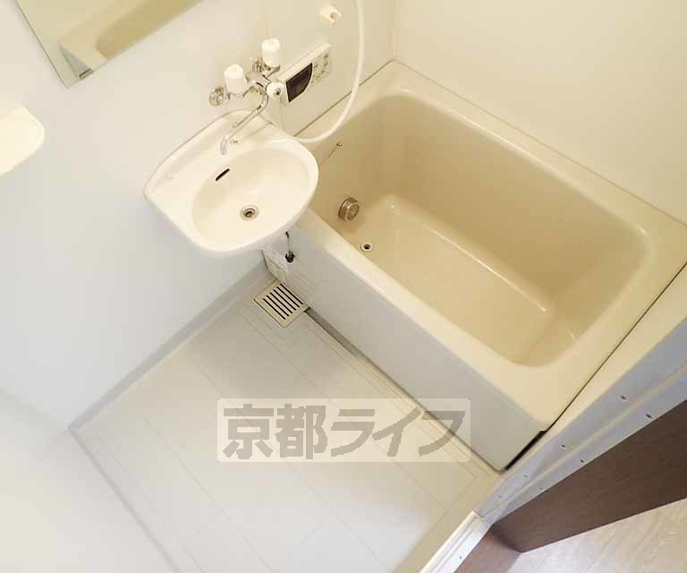 バス・シャワールーム　清潔感のあるバスルームです。