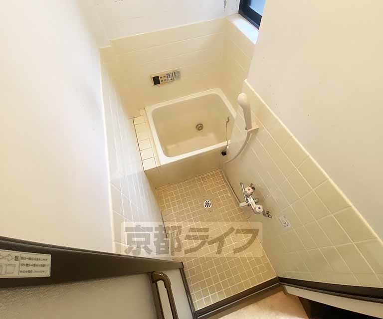 バス・シャワールーム　清潔感のあるバスルームです。