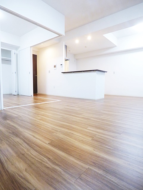 居室・リビング　ラトゥール代官町WEST203号室の写真です ※実際は左右反