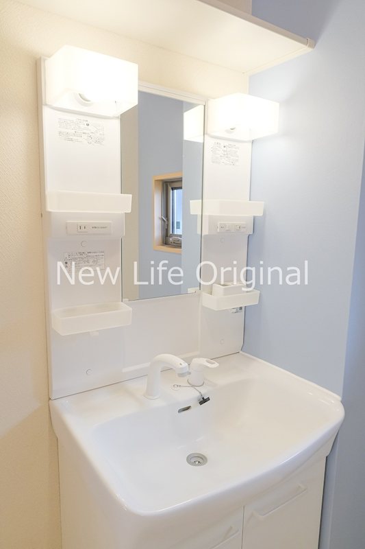 洗面設備　シャワー付き洗面台で忙しい朝でも楽に身支度ができます☆