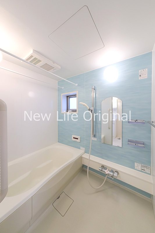 バス・シャワールーム　浴室には小窓があり換気がしやすいです☆