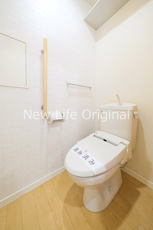 トイレ　あると嬉しい温水洗浄便座付きです☆