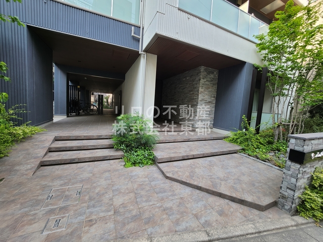 エントランス　こちらから入ります