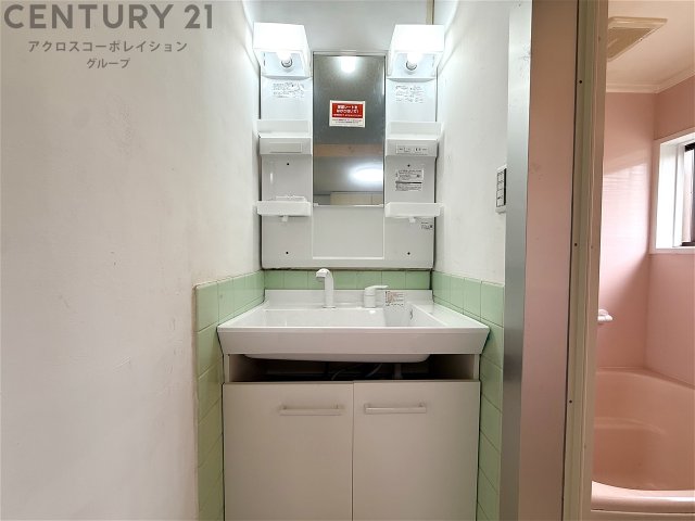 洗面設備　シャワー付き洗面化粧台付き！