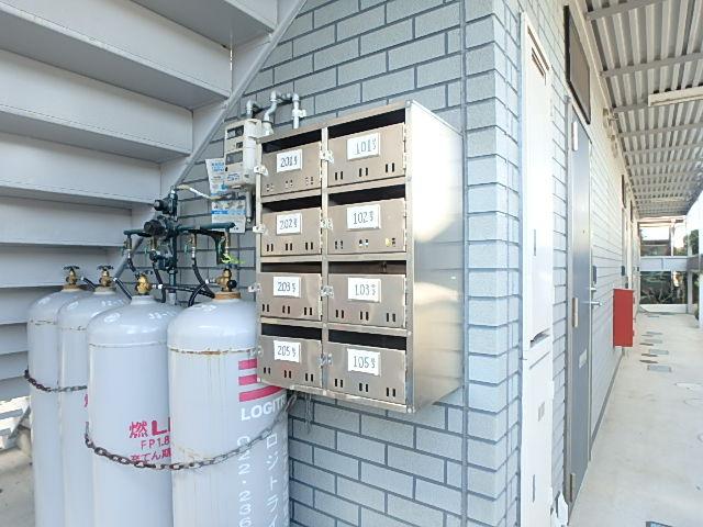 エントランス　階段下には郵便ポストがあります。