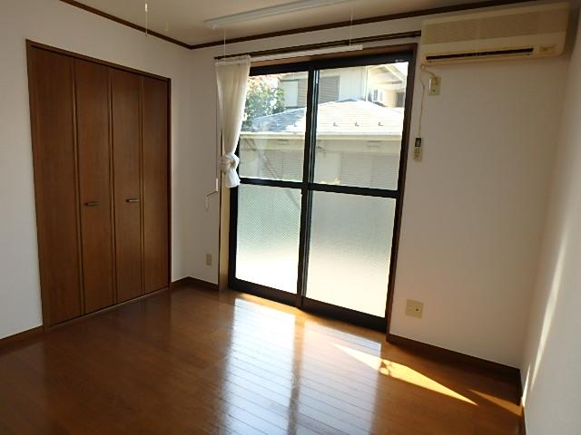 居室・リビング　窓も大きく、風通しのよいお部屋です。