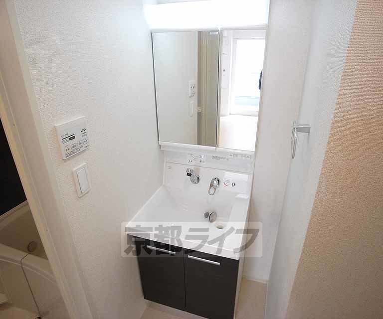 洗面設備　独立洗面台付きです。