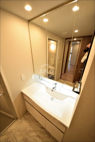 洗面設備　ローレルタワー御堂筋本町　独立洗面台