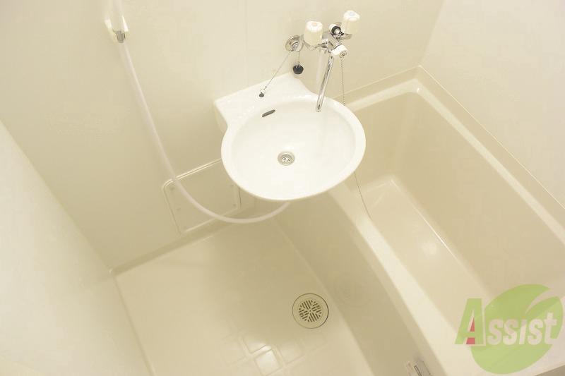 バス・シャワールーム　浴室乾燥機付きなので雨が降っても安心♪