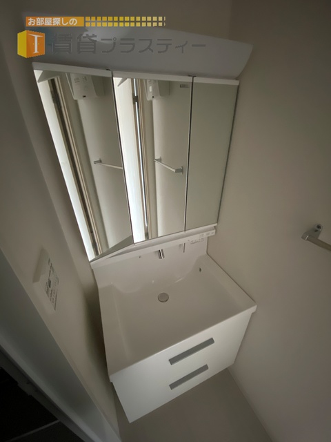 洗面設備　鏡の裏に収納ございます。