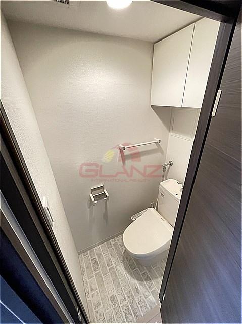 トイレ　収納棚付き　温水洗浄便座付き