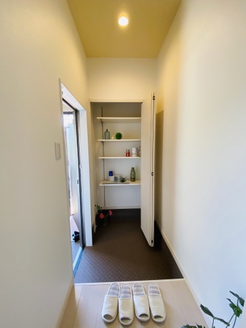 玄関　※写真は同物件別部屋の写真です。実際の色味と相違がある場合は