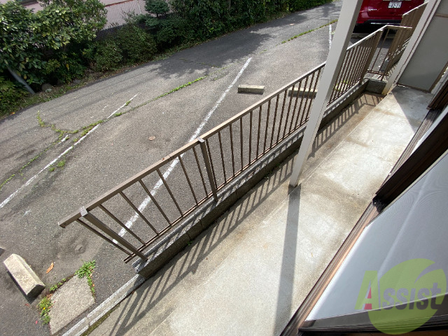 バルコニー　バルコニーは陽当たりがよく洗濯物がよく乾きそうですね。