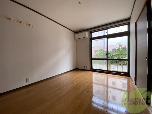 居室・リビング　６帖の洋室です、広々としていて綺麗ですね。