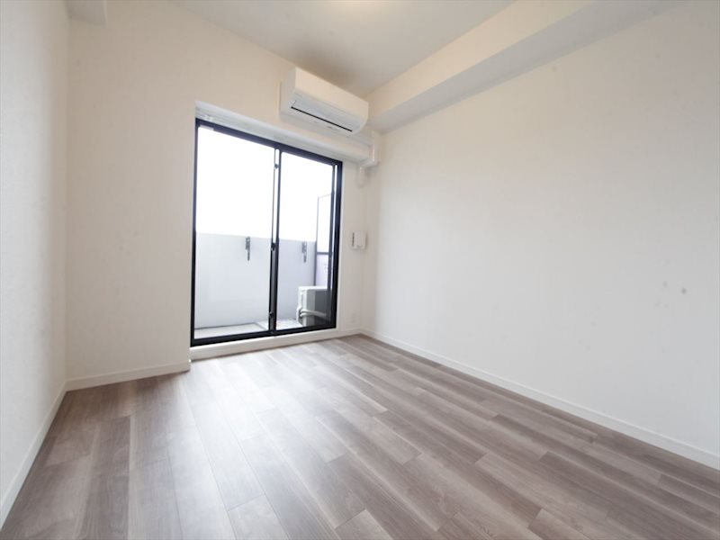 バルコニー　洋室6.7帖　エアコン完備　バルコニーに面しています