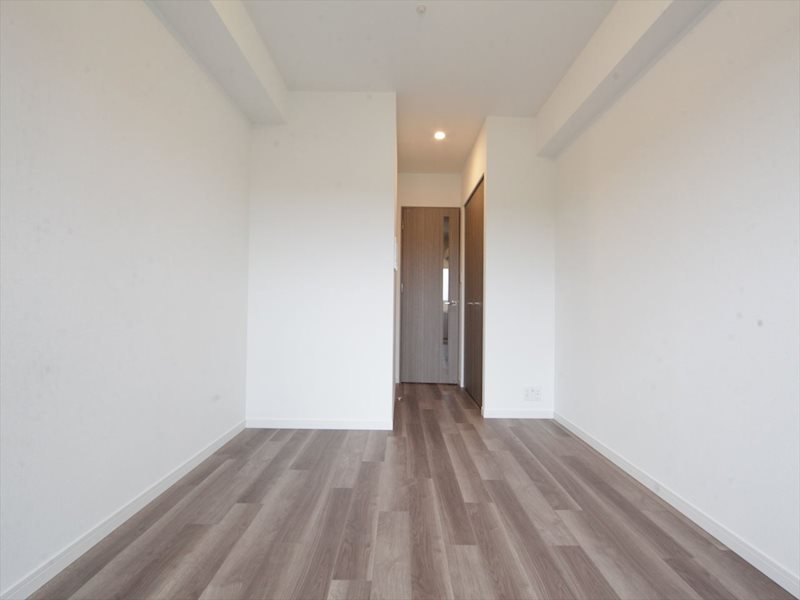 居室・リビング　洋室6.7帖　エアコン完備　バルコニーに面しています