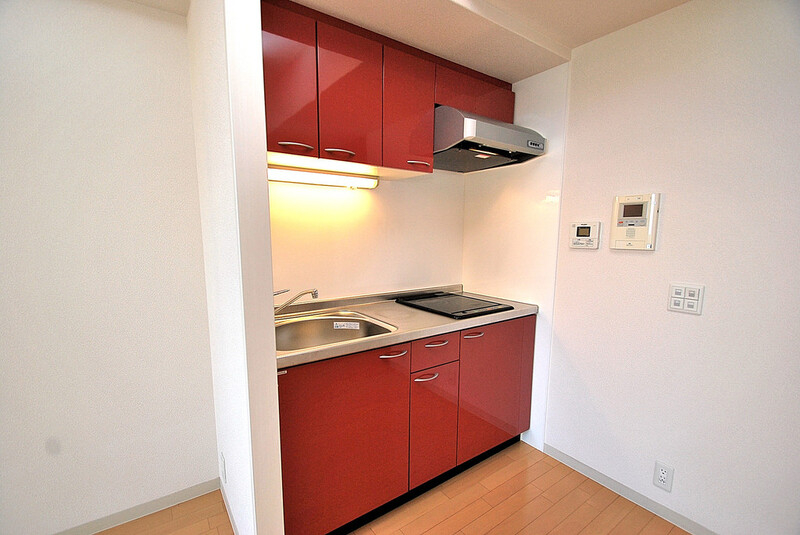 キッチン　シンプルだけどオシャレ感がでている赤色システムキッチンです！