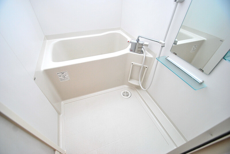 バス・シャワールーム　真っ白いトイレに鏡付き♪一人で十分なくらいの広さです！！