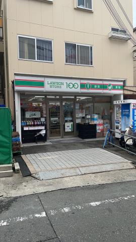 コンビニ　ローソンストア１００（コンビニ）まで32m