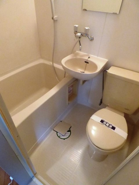 バス・シャワールーム　コンパクトで使いやすいお風呂です