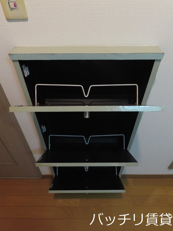 玄関　別号室タイプの為、現状を優先致します。