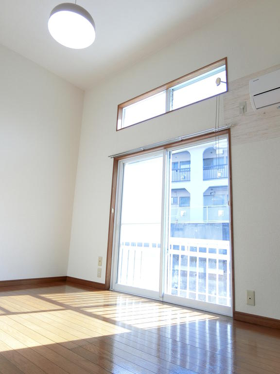 居室・リビング　トップライトも付いて明るい室内