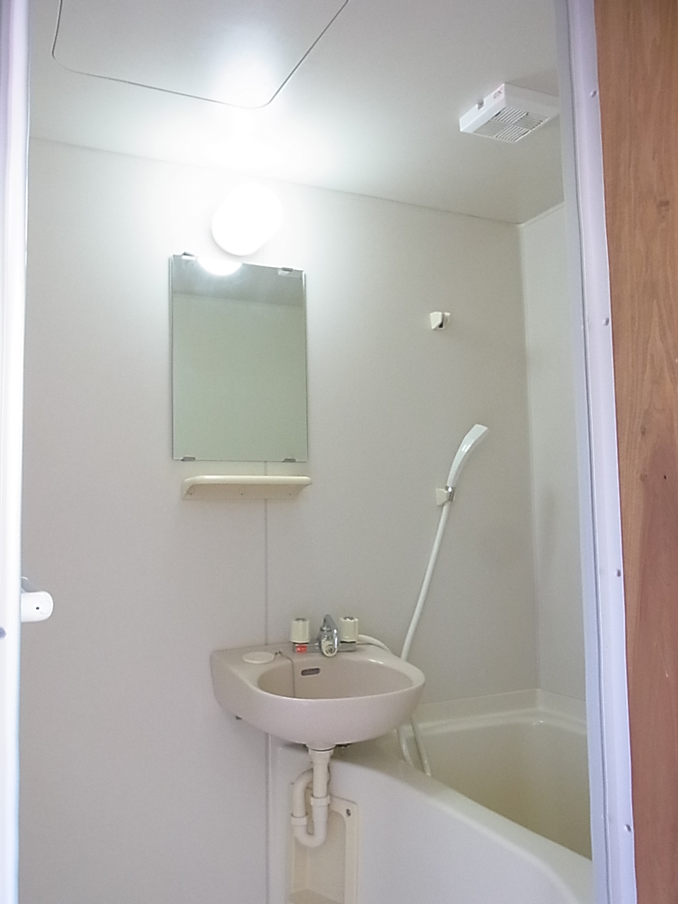 バス・シャワールーム　ホワイト基調で清潔なｂａｔｈ。洗面ボールもあります。