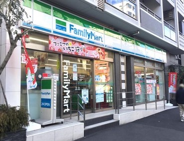 コンビニ　ファミリーマート 市谷柳町店（コンビニ）まで307m